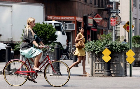 ©BAUER-GRIFFIN.COM "America's Next Top Model" Cycle 10 winner Whitney Thompson rides a bicycle for a photo shoot in the West Village. Thompson is best known as the first "full-figured" model to win the reality show's title. NON-EXCLUSIVE July 28, 2008 Job: 80728X9 New York, New York www.bauergriffin.com www.bauergriffinonline.com